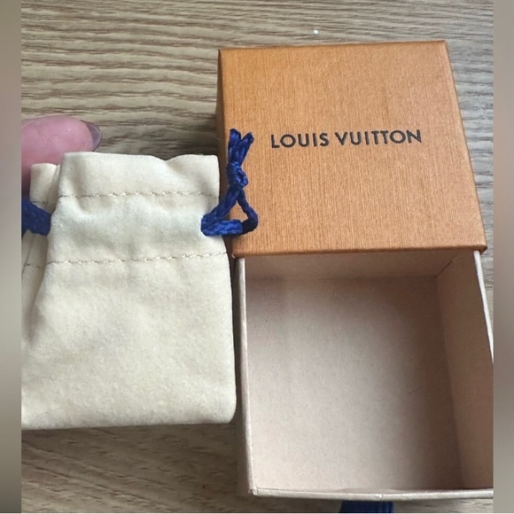 π₯#306 LOUIS VUITTON LOCK & KEY NECKLACEπ₯ - Picture 3 of 8